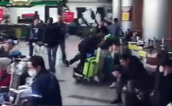 «Отказываются перейти в специально отведенную зону»: в МИДе сообщили о ситуации с узбекистанцами, застрявшими в московских аэропортах