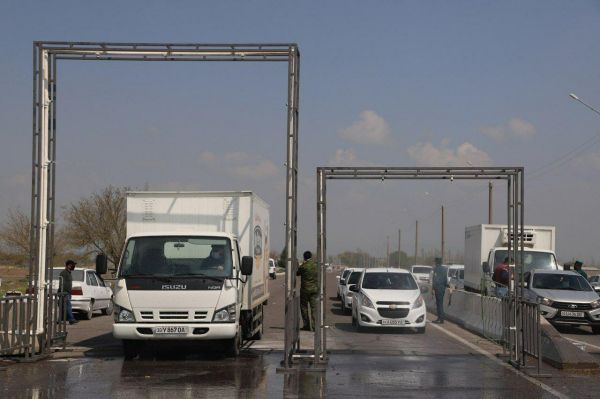 Мастера АГМК изготовили первый в Узбекистане дезинфекционный барьер отечественного производства: аппарат установили на въезде в Алмалык (фотолента)