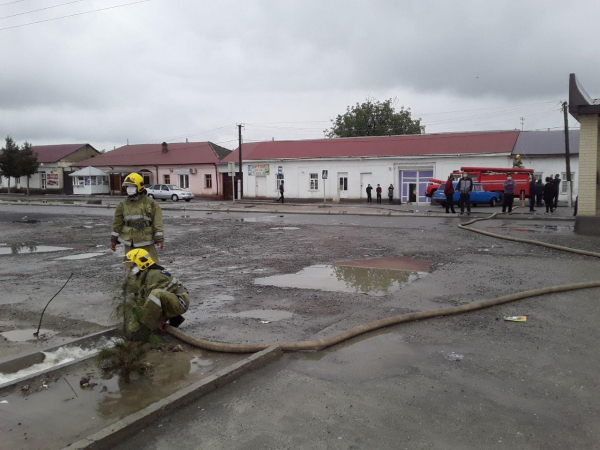 Джизак затопило дождями: ликвидацией последствий занимаются сотрудники МЧС