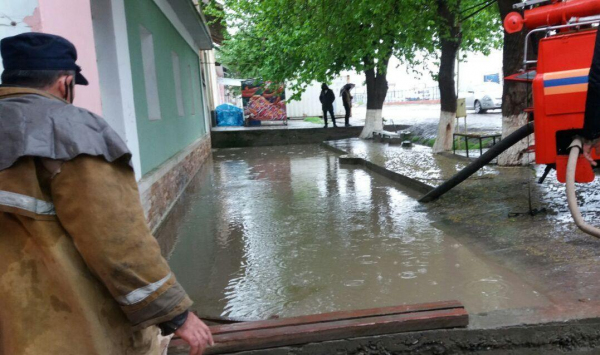 Джизак затопило дождями: ликвидацией последствий занимаются сотрудники МЧС