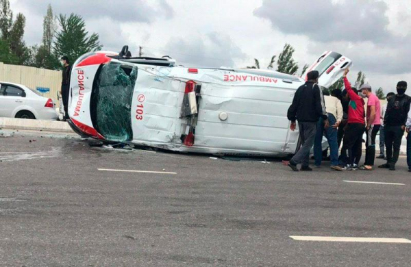 Водитель не пропустил «скорую», ехавшую на вызов: в больницу попали пять человек (видео)