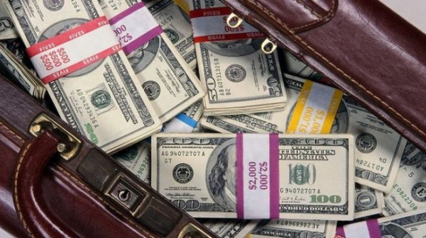 Центробанк привез из Нью-Йорка $200 млн наличными для продажи населению
