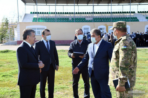 Президент облетел на вертолете районы Бухарской области, пострадавшие от сильного ветра (фото)