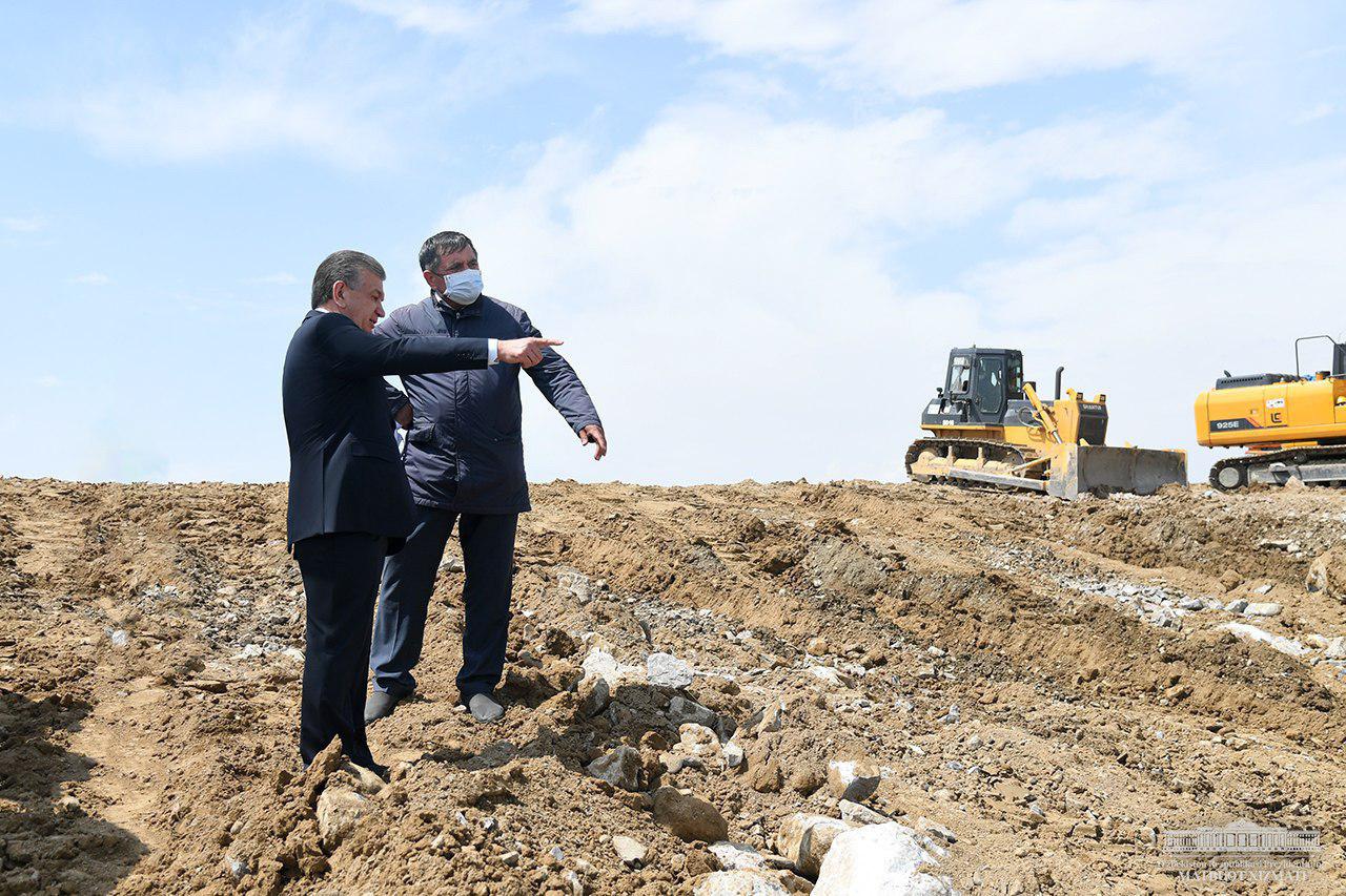 Шавкат Мирзиёев посетил Сардобинское водохранилище и пронаблюдал за работами по восстановлению дамбы 