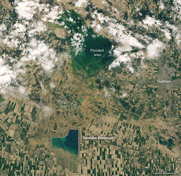 Nasa опубликовало снимки Сардобинского водохранилища до и после прорыва дамбы Nasa опубликовало снимки Сардобинского водохранилища до и после прорыва дамбы