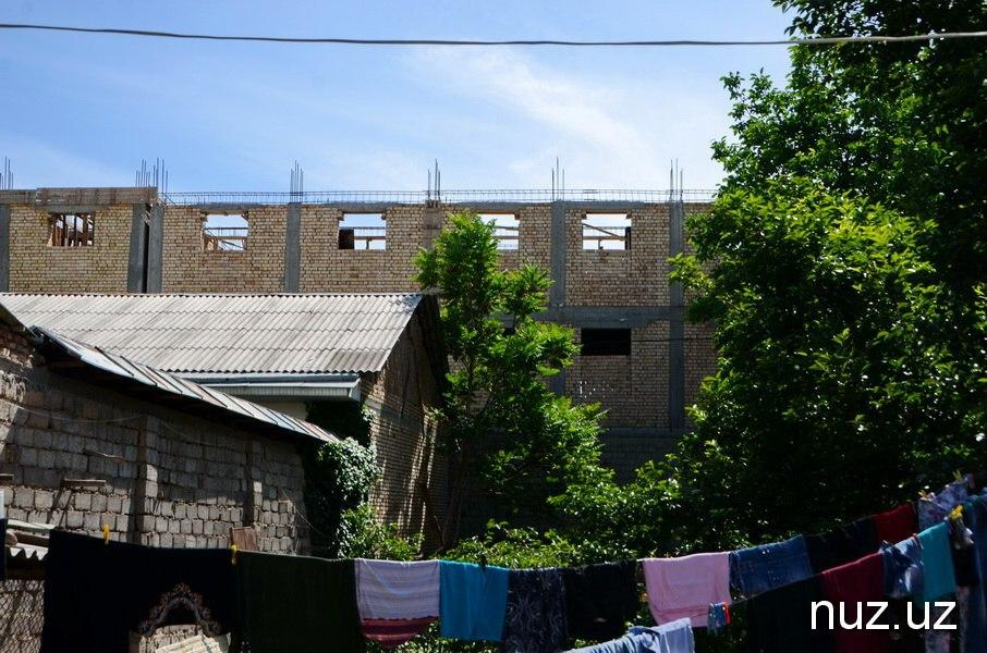 Неприятное соседство: в частном секторе в Мирзо-Улугбекском районе строится многоэтажный девятиподъездный дом (фото, видео)