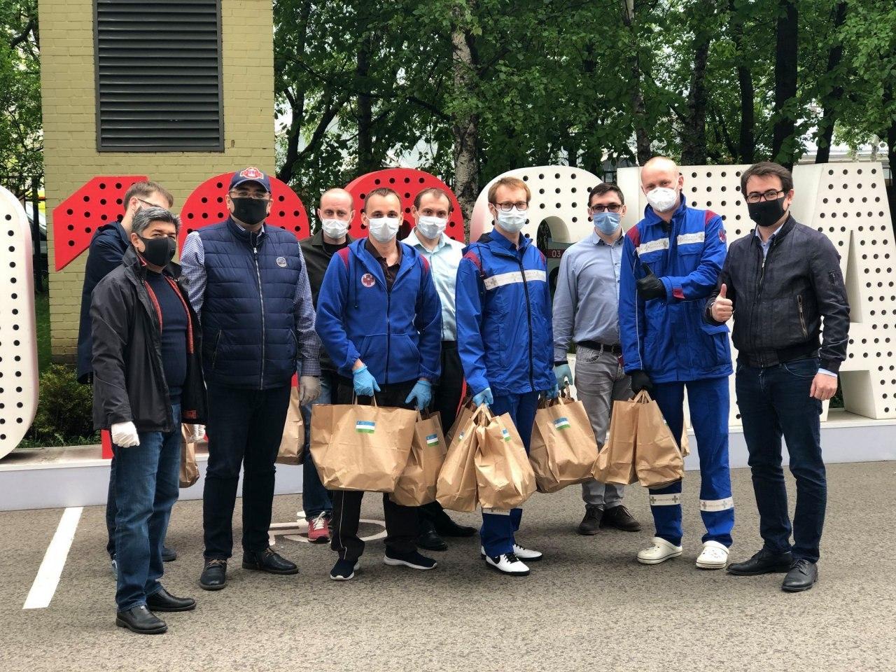 Посольство Узбекистана в Москве приготовило 1000 порций плова для врачей и соотечественников, ожидающих чартеры Посольство Узбекистана в Москве приготовило 1000 порций плова для врачей и соотечественников, ожидающих чартеры