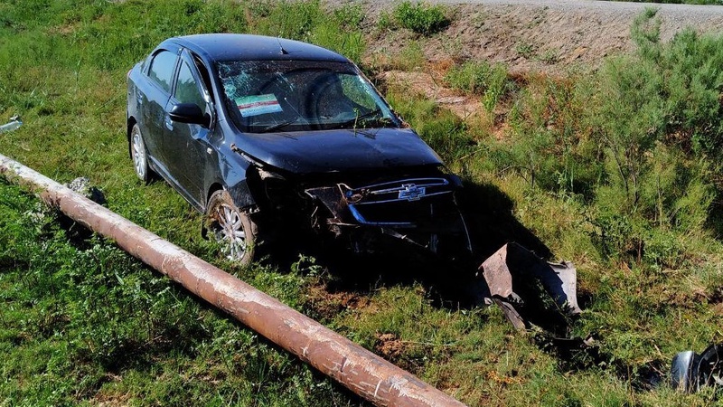 В Каракалпакстане водитель на огромной скорости влетел в трубу. Пассажирка авто погибла