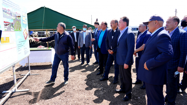 Абдулла Арипов вместе с премьер-министром Казахстана заложил фундамент жилого дома в Туркестанской области (фото)