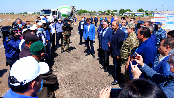 Абдулла Арипов вместе с премьер-министром Казахстана заложил фундамент жилого дома в Туркестанской области (фото)