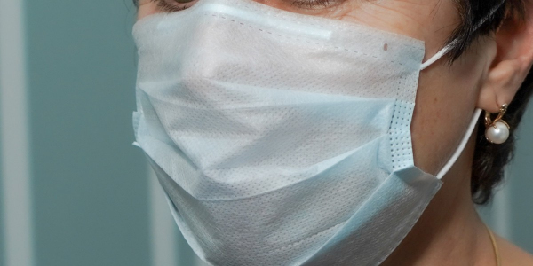 Нурмат Атабеков попросил делать замечания гражданам, носящим маску на подбородке