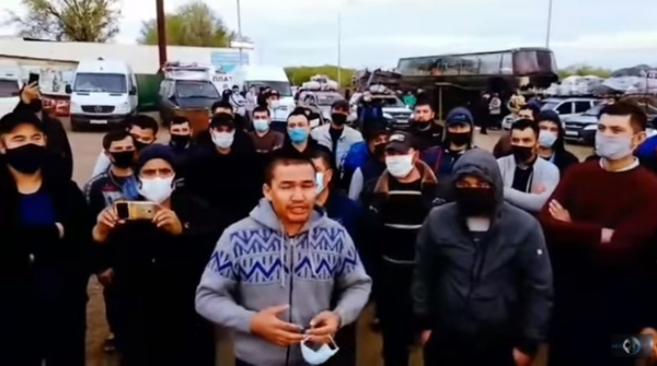 На российско-казахской границе сотни узбекистанцев требуют создать коридор через территорию Казахстана для возвращения домой (видео)