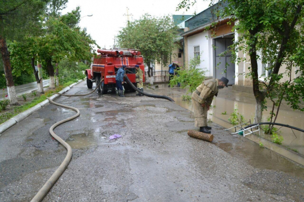 Ливни затопили пять махаллей в Джизакской области