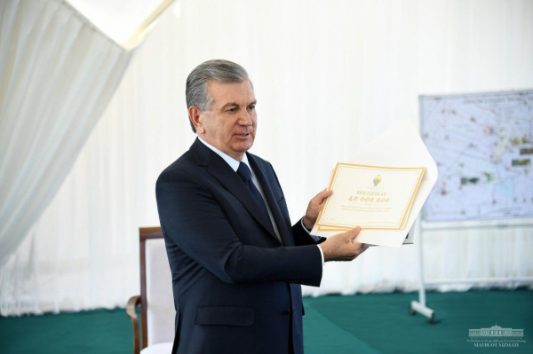 Шавкат Мирзиёев снова посетил Сырдарьинскую область, вручив пострадавшим от наводнения сертификаты на 40 миллионов сумов и подарки