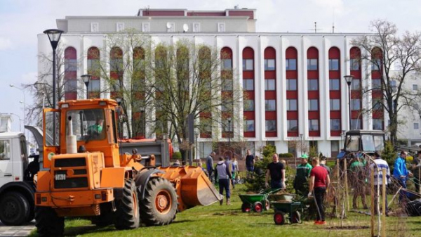 Везде коронавирус, а в Беларуси - субботник Везде коронавирус, а в Беларуси - субботник