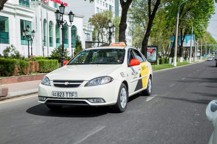 В Узбекистане службам такси разрешили работать в промежутках с 7:00 до 10:00 и с 17:00 до 20:00