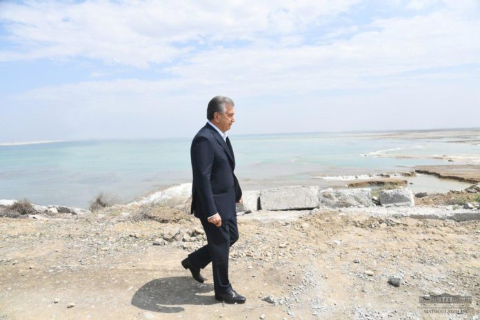 Шавкат Мирзиёев посетил Сардобинское водохранилище и пронаблюдал за работами по восстановлению дамбы