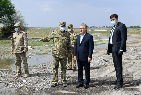 Президент побывал в махаллях Сырдарьинской области, пострадавших от наводнения