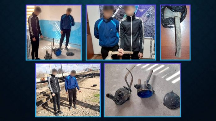 двое подростков