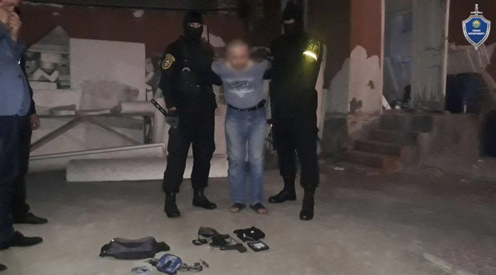 пневматическим пистолетом