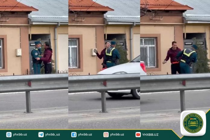 набросился с камнем