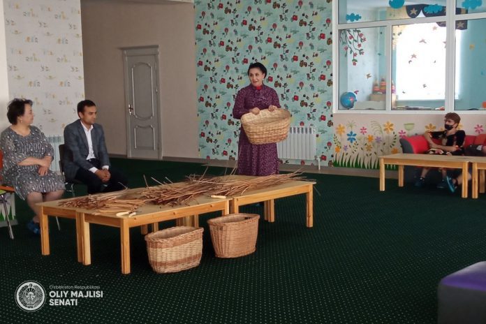 научили плетению