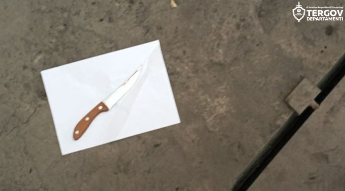 ножом