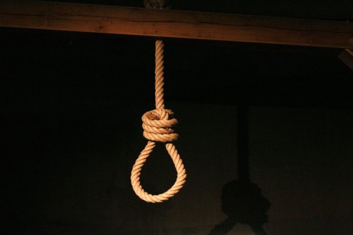 найден повешенным