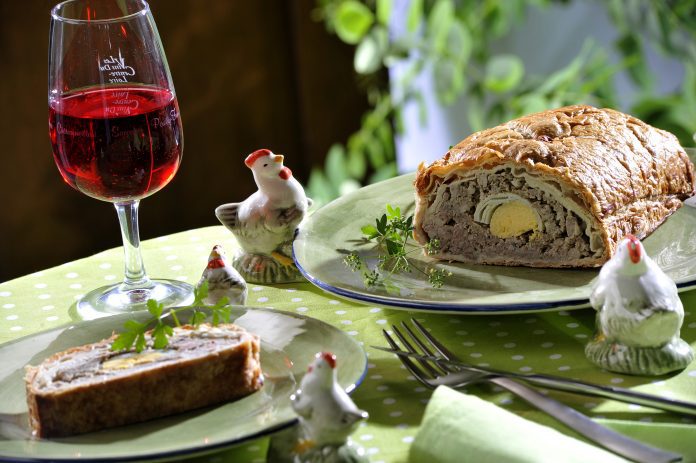 Pâté de Paques et verre de vin