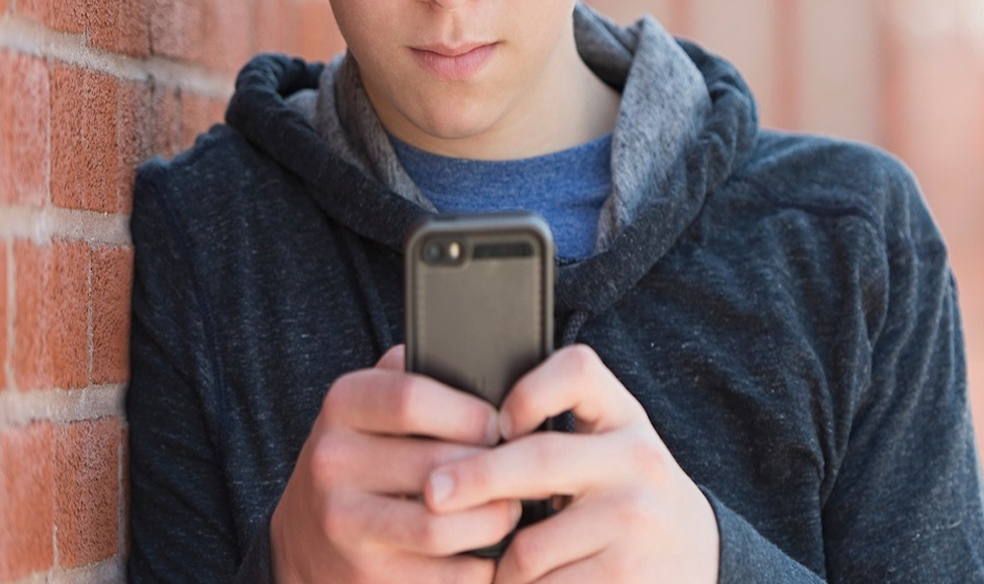 12 летний телефон. Подросток с телефоном. Подросток с телефоном в руках. Мальчик с телефоном в руке. Мальчик с мобильным телефоном.