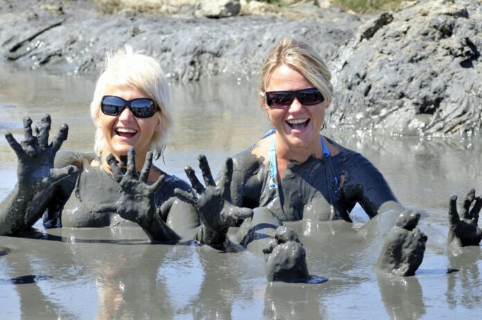 3800781401500455012821902046_woman-in-mud-pershing-fotolia.com