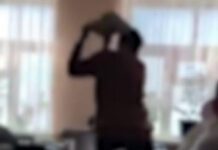 Учительницу из Ташкентской области уволили после избиения школьников книгами. Видео