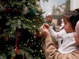 Волшебство, созданное своими руками: в Республиканской детской библиотеке стартовал новый сезон семейных мастерских елочных игрушек. Репортаж